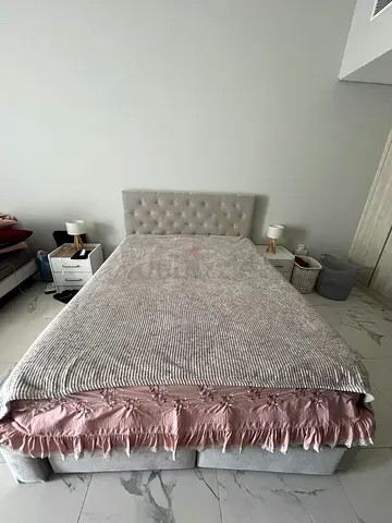 Queen bed for sale - like new