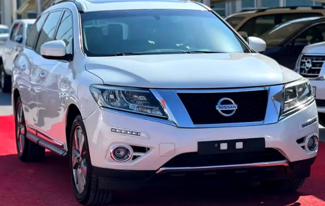 Nissan Pathfinder 2015 — photo 1 of 9