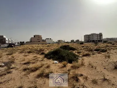 عرض محدود ارض شبه متصلة مقابل مسار موقع متميز