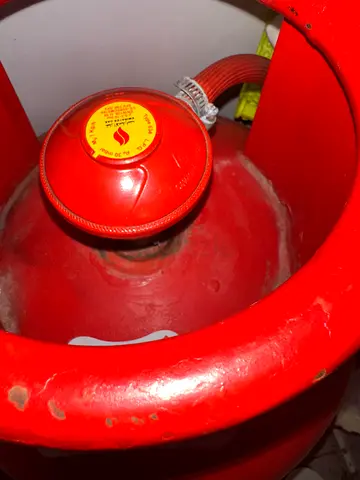 Used LPG Gas Cylinder (Red) with Regulator and Hose INCLUDING the 2hob Gas/ cooker altogether
