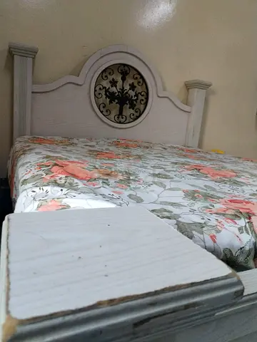 Solid wood king size cot wi6bed with decorative headboard - good condition ,size:220*220cm,