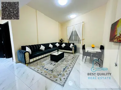 شقة غرفتين وصالة مفروشة للإيجار الشهري بكورنيش عجمان، موقع سياحي حيوي بالقرب من دوار السفينة وخلف مطعم ثمار البحر، شامل جميع الفواتير سهل مخرج دبي