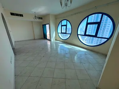 إطلالة بحرية مباشرة + كورنيش عجمان + 2 حمام + صالة منفصلة + خزائن بالحائط + تكييف مركزي + موقع مميز جداً