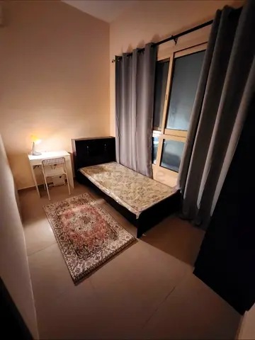 WINDOW PARTITION FOR SINGLE LADY ONLY NEAR MOE