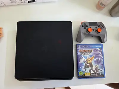 Playstation 4 (PS4) - comes with controller, HDMI and power cable + 1 game