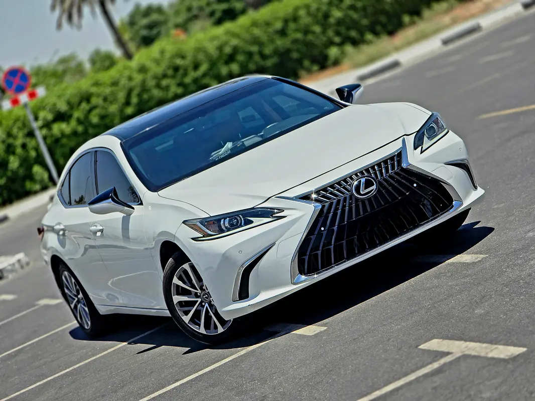 Lexus ES-Series 2023 — photo 1 of 8