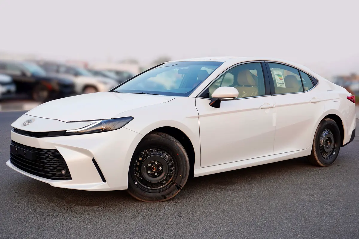 Toyota Camry 2025 — photo 1 of 20
