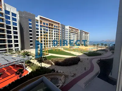 شقة للبيع في منتجع خورفكان بإطلالة بحرية ومسبح – استلام فوري وتملك حر لجميع الجنسيات