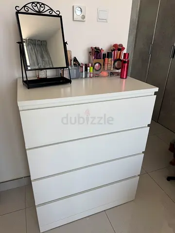 White 5-Drawer Chest/Dresser in Good Condition