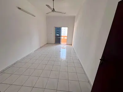 شقة عائلية واسعة جداً بثاني صف من الكورنيش بإضاءة طبيعية وصيانة على المالك وتسهيلات على 6 دفعات | في النخيل بالقرب من البحر وجميع الخدمات والمواصلات و