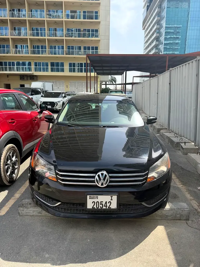 Volkswagen Passat 2012 — photo 1 of 6