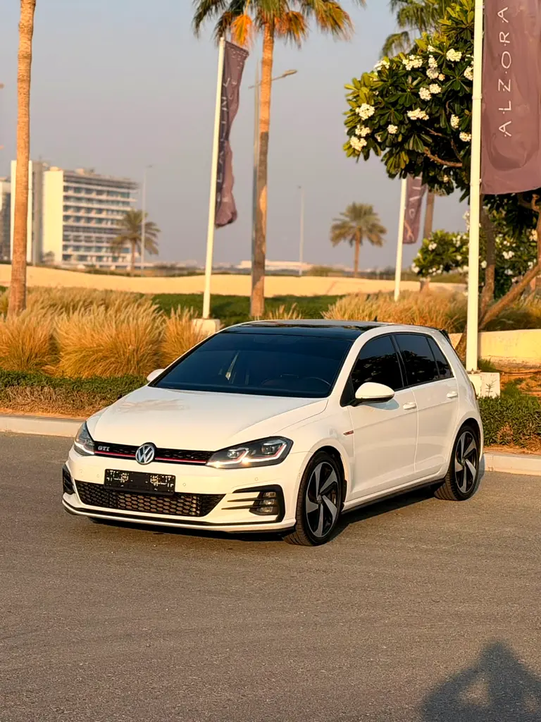 Volkswagen Golf 2018 — photo 1 of 19