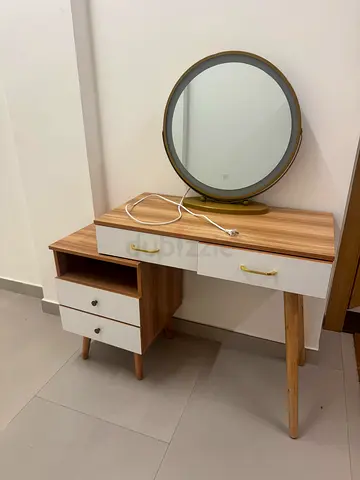 Vanity table with mirror