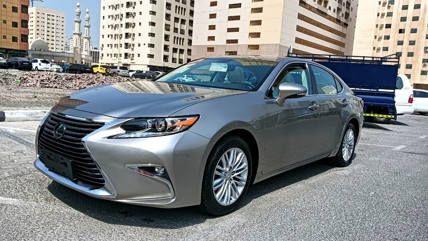 Lexus ES-Series 2016 — photo 1 of 17
