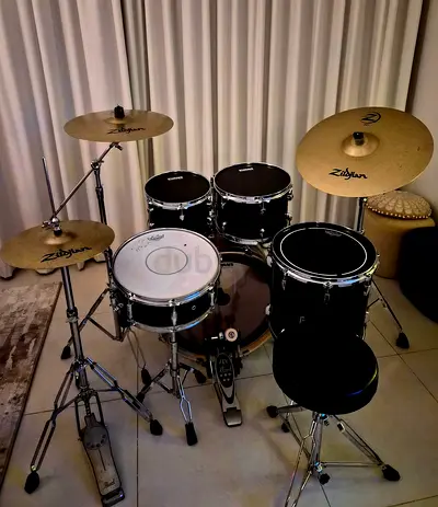Complete Pearl export Acoustic Drum Kit with Zildjian Cymbals . 14 floor tom  master mapel and Evans