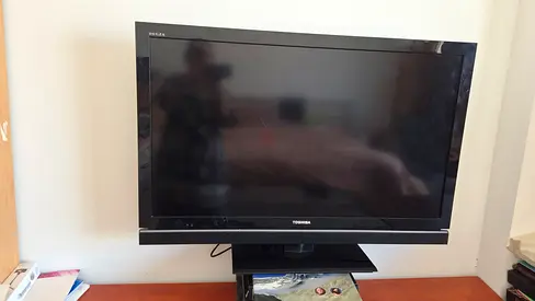 32-inch Toshiba  in good working condition. 10 years ol