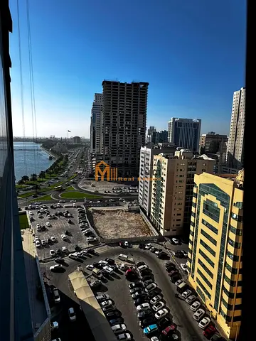 مكتب للإيجار بالمجاز 2 داخل برج حديث وأنيق مساحة 1700 قدم قابلة للتقسيم قرب الحديقة والخدمات تكييف مجاني مع 2 باركن سعر 90,000 سنوي على 4 شيكات