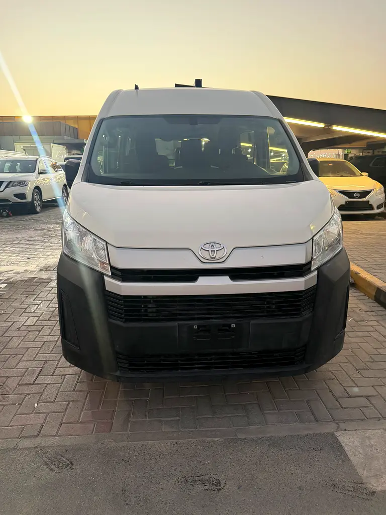 Toyota Hiace 2023 — photo 1 of 15