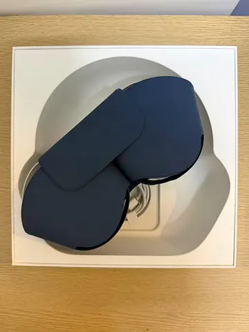 Used but not abused Original Apple AirPods Max with Smart Case Model A3184