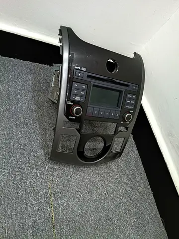 Hundai Car Stereo head unit with dash trim