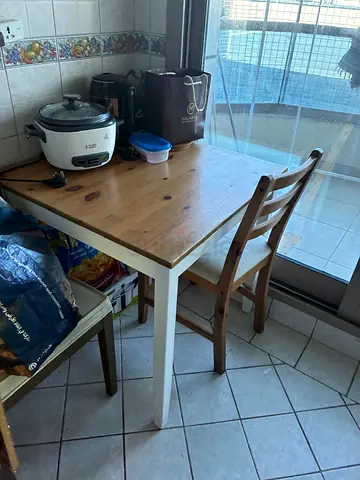 Table with 2 chairs
