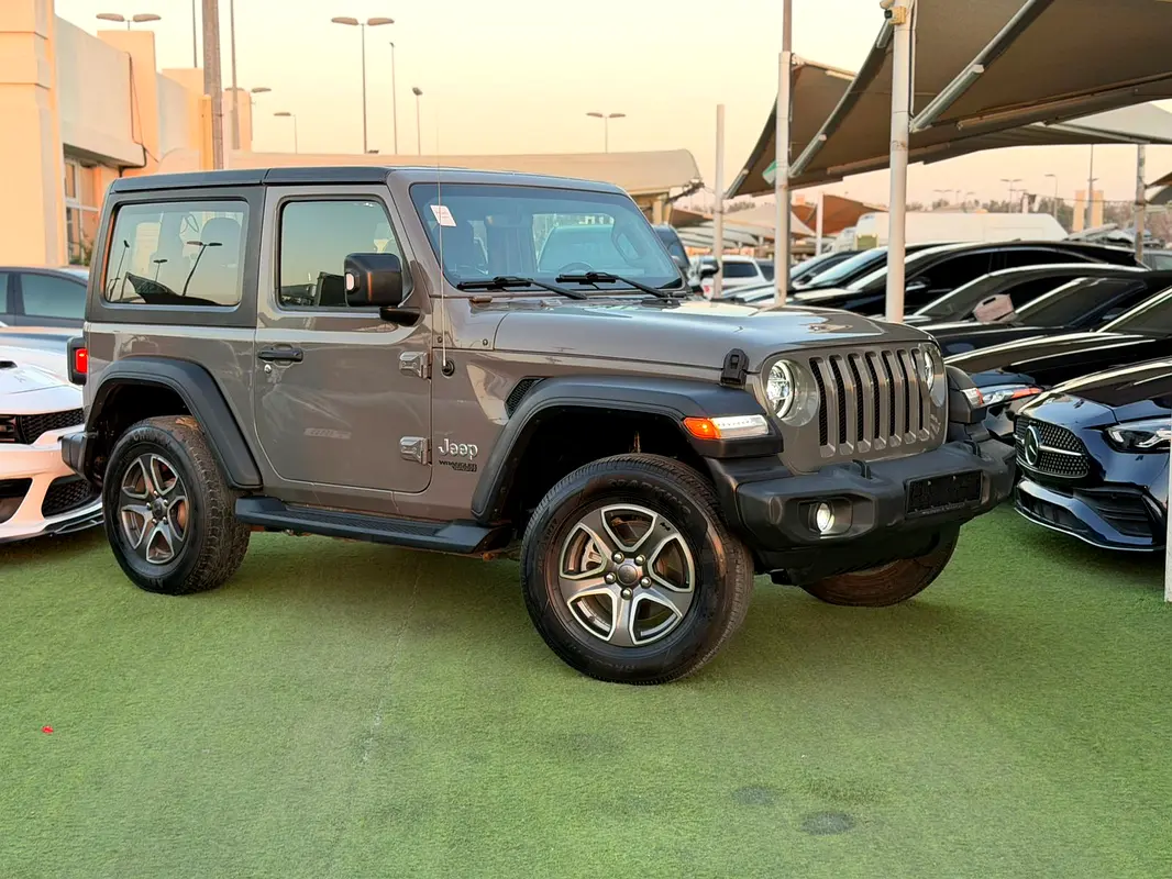 Jeep Wrangler 2021 — photo 1 of 14