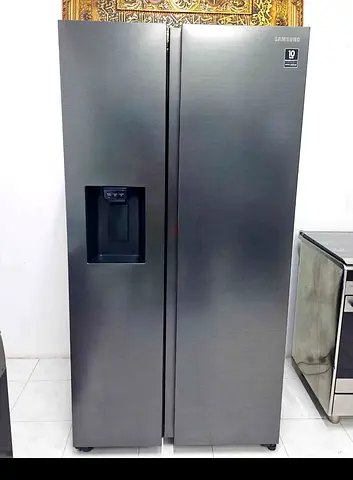 Samsung side by side refrigerator with water dispenser and ice maker system neat and clean