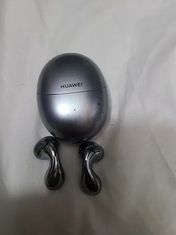Huwaei freebuds 5 (Good condition)