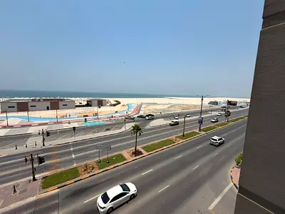 شقة ثلاث غرف وصالة بإطلالة بحرية مباشرة على كورنيش عجمان أكبر المساحات – تشطيبات راقية – موقع فاخر بجوار أبراج الكورنيش