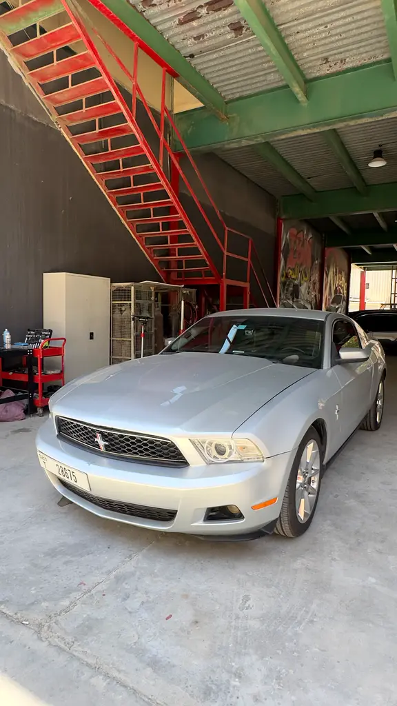 Ford Mustang 2010 — photo 1 of 9