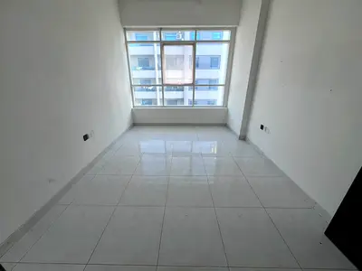 باركن خاص + موقع مميز جداً + مساحات كبيرة جداً + غرفة ماستر + 2 حمام + تشطيبات ممتازة + كورنيش عجمان