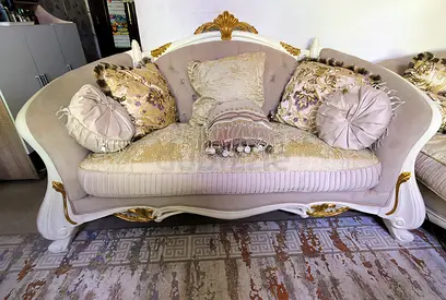 Elegant vintage-style 3-seater sofa with decorative cushions