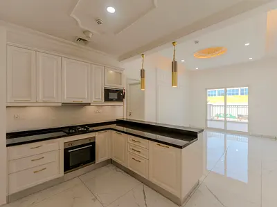 Luxury Large Layout | Vacant | Fitted Kitchen