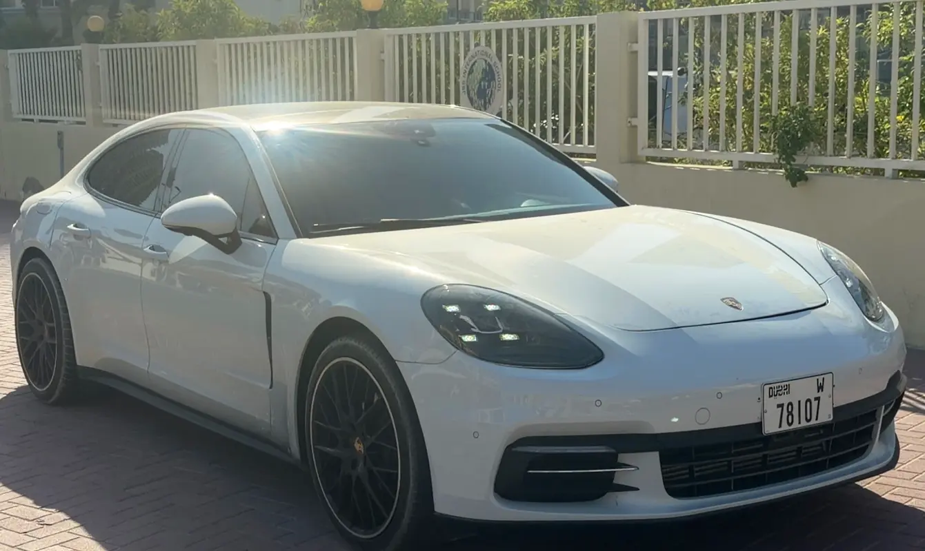 Porsche Panamera 2017 — photo 1 of 8