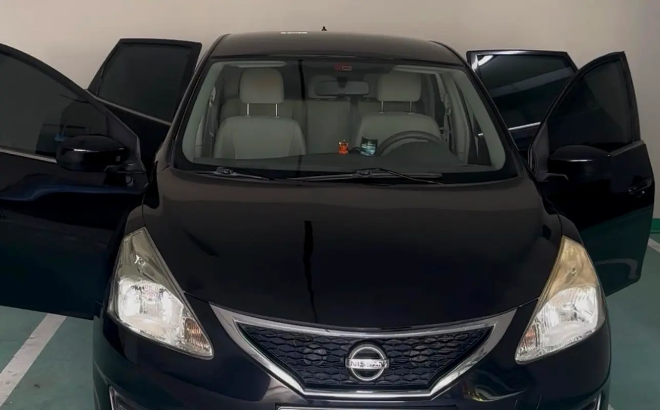Nissan Tiida 2015 — photo 1 of 8