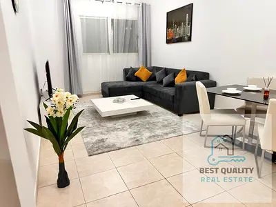 🏡 شقة مفروشة للإيجار الشهري – إطلالة بحرية كاملة على كورنيش عجمان