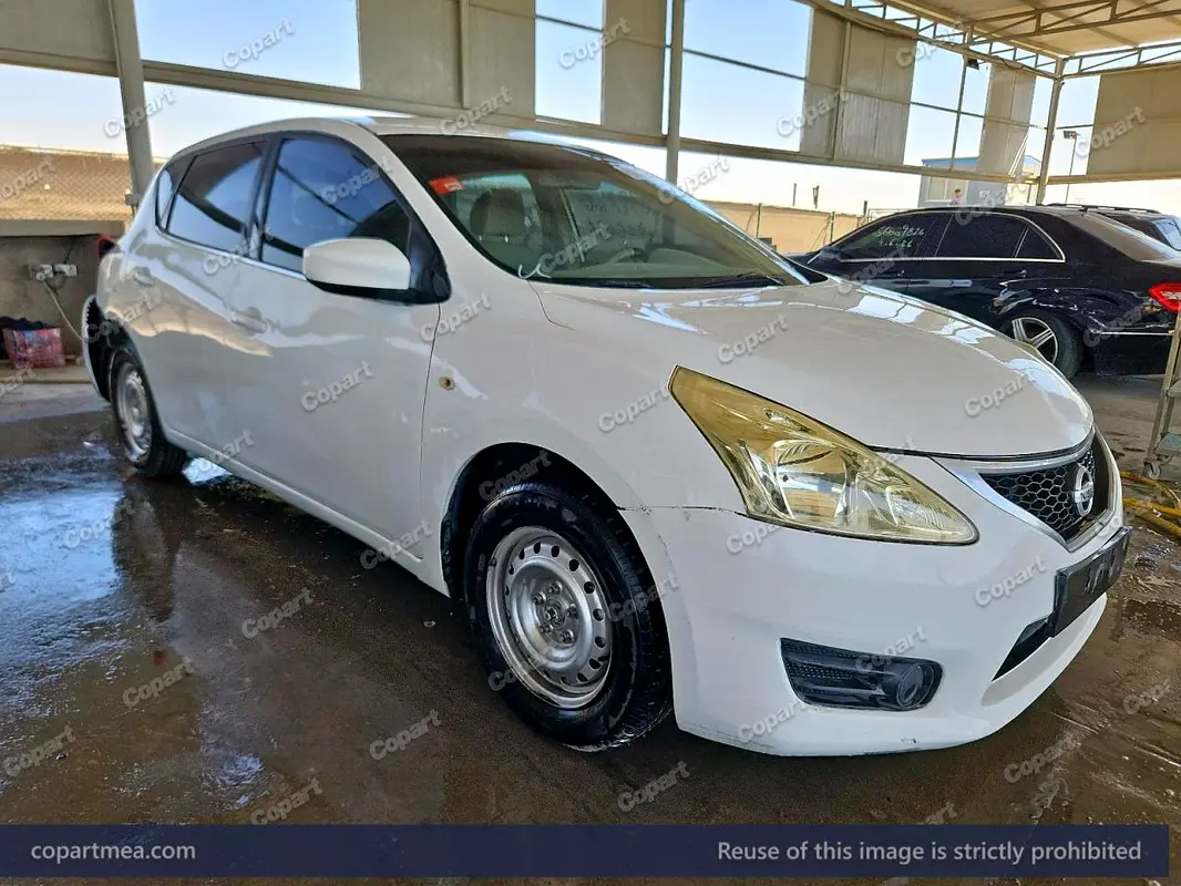 Nissan Tiida 2014 — photo 1 of 7