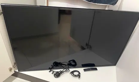 55-inch LED Smart TV with remote and cables - Good condition