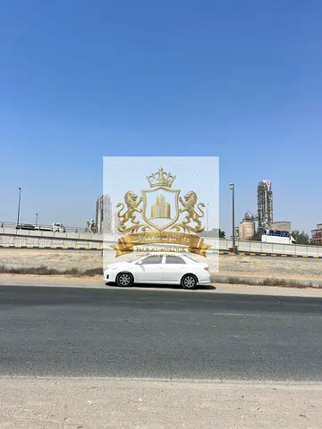 للبيع في الشارقه منطقه   الصجعه ارض تجاري   صناعي مساحه 38700 قدم  تصريح البناء محلات من   الامام معرض مكاتب