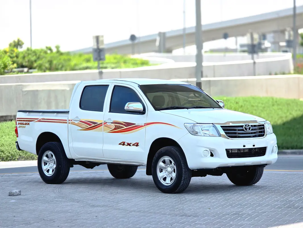 Toyota Hilux 2009 — photo 1 of 13