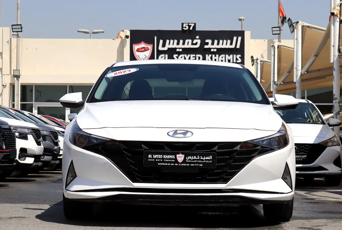 Hyundai Elantra 2023 — photo 1 of 18