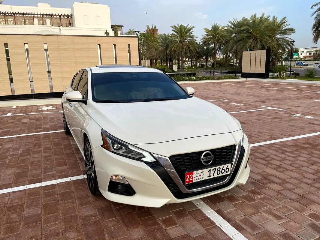 Nissan Altima 2022 — photo 1 of 18