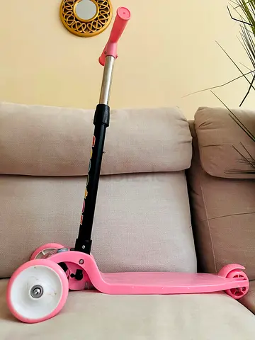 Pink three-wheel kids scooter - adjustable handle, good condition
