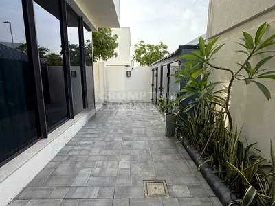 Single Row | Corner Unit | Prime Location