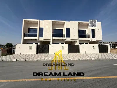 فيلا رائعة، تشمل رسوم التسجيل، تتكون من 4 غرف نوم رئيسية مع خزائن ملابس مدمجة وسطح، معروضة للبيع الآن في منطقة راقية.