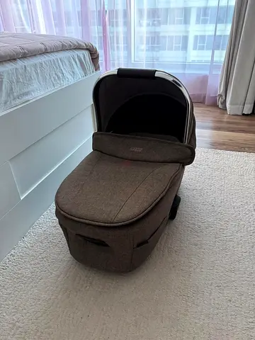 Mamas  Papas baby bassinet