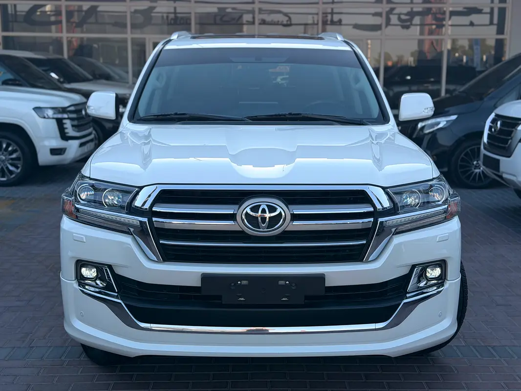 Toyota Land Cruiser 2019 — photo 1 of 12