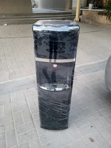 Bottom load water dispenser