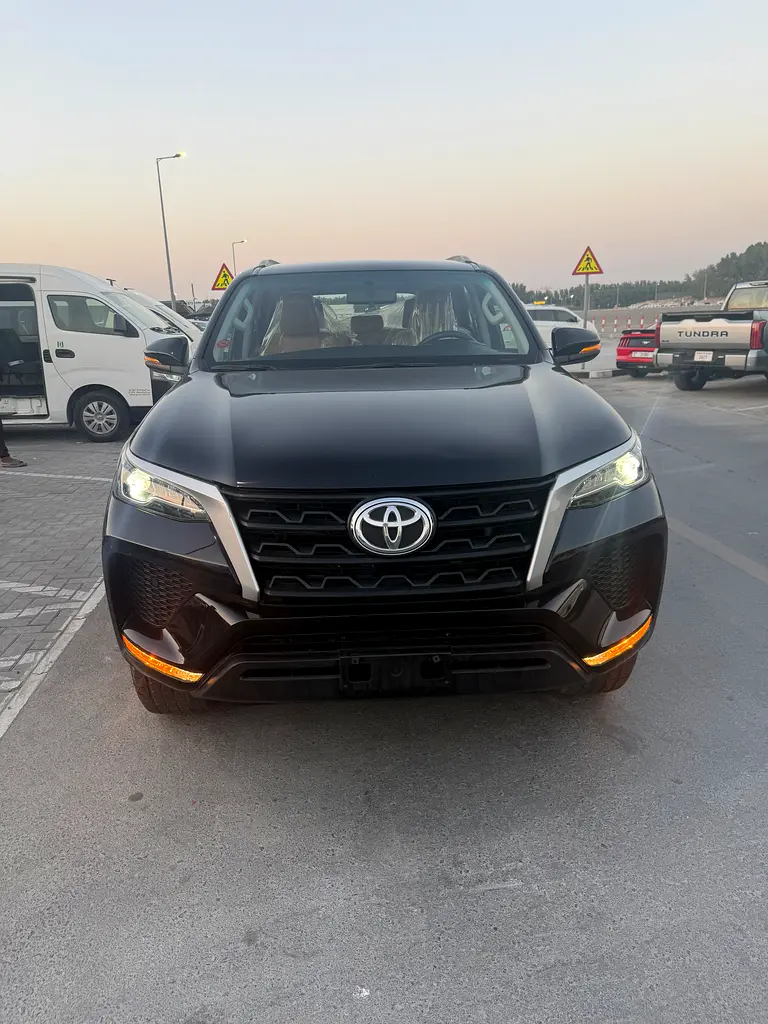 Toyota Fortuner 2023 — photo 1 of 9