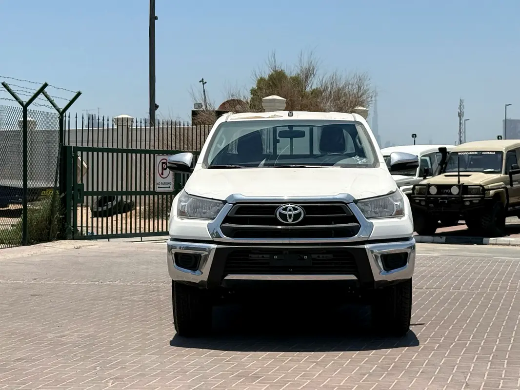 Toyota Hilux 2026 — photo 1 of 11